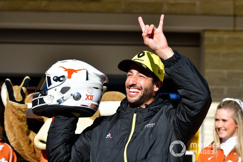Daniel Ricciardo, du Renault F1 Team, rencontre les pom-pom girls du Texas Longhorn et affiche un nouveau design de casque