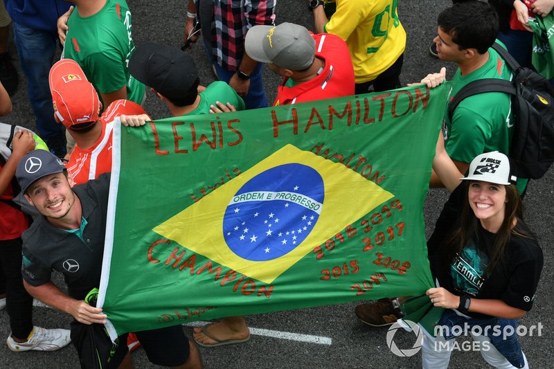 Les fans célèbrent et affichent des bannières après la course