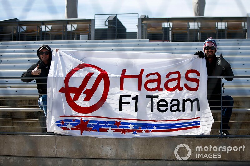 Les fans tiennent une bannière Haas