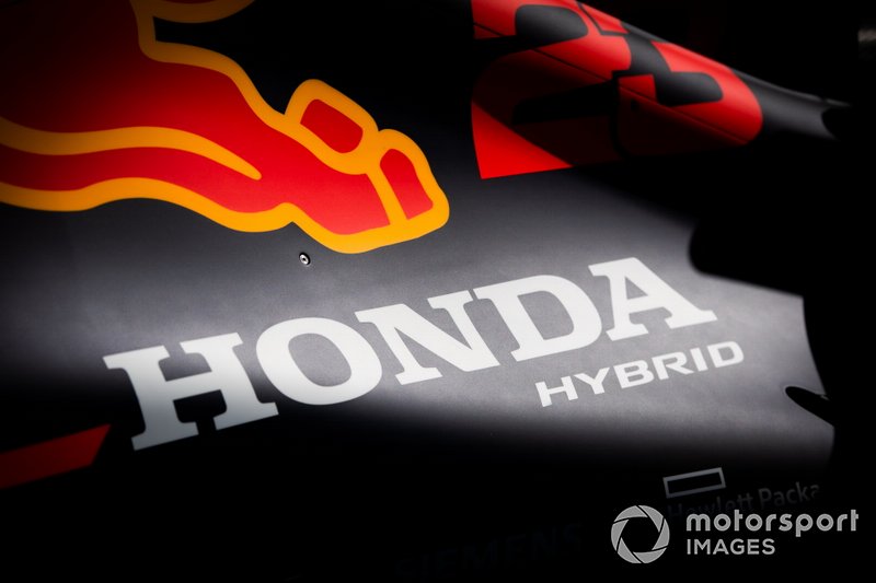 Logo Honda Hybrid sur un couvercle de moteur
