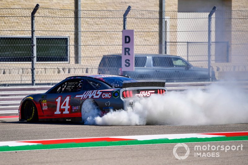 Kevin Magnussen, Haas F1 Team, et Romain Grosjean, Haas F1 Team, montent à tour de rôle en NASCAR avec Tony Stewart