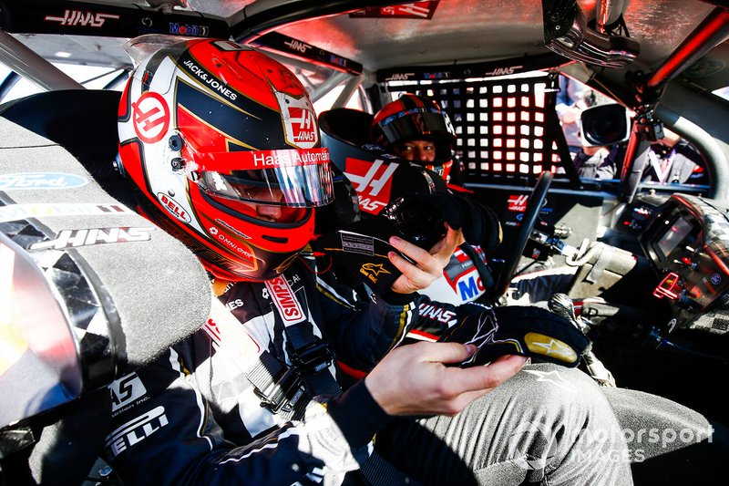 Kevin Magnussen, Haas F1 Team, monte avec Tony Stewart