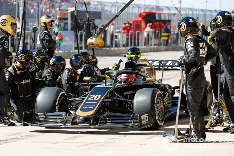 Kevin Magnussen, Haas VF-19, effectue un arrêt au stand