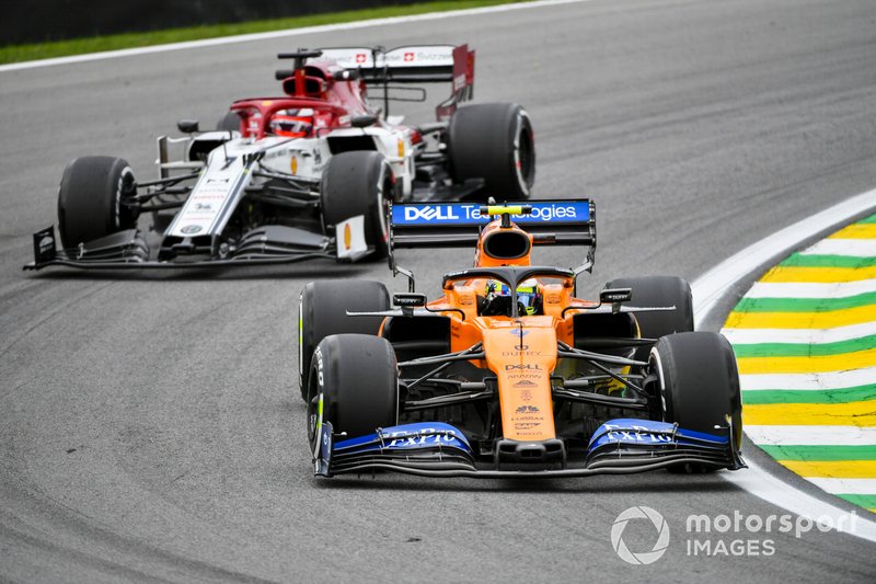 Lando Norris, McLaren MCL34 et Kimi Raikkonen, Alfa Romeo Racing C38 