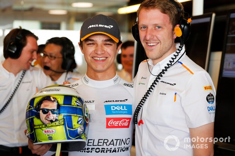 Lando Norris, McLaren, avec un casque spécial dans le garage