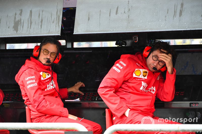 Laurent Mekies, directeur sportif de Ferrari, et Mattia Binotto, directeur de léquipe Ferrari, au mur des stands