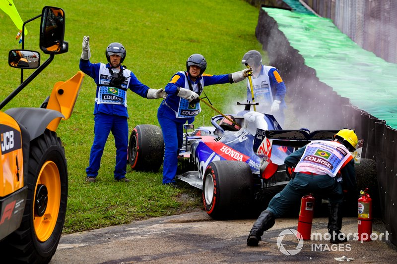 Les maréchaux assistent la voiture de Daniil Kvyat