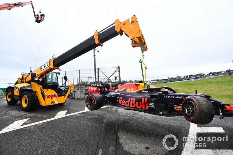 Les maréchaux enlèvent la voiture dAlexander Albon, Red Bull RB15, avec un JCB