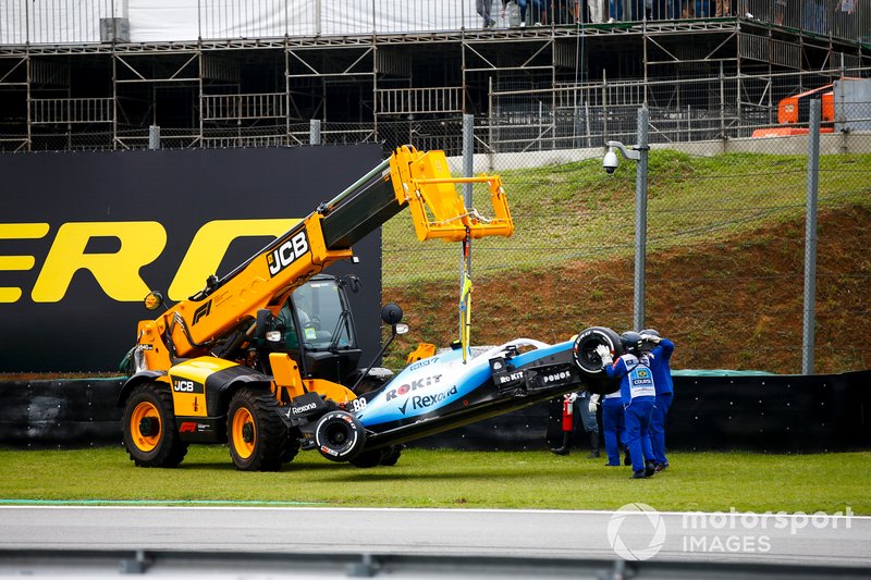 Les Maréchaux retirent la voiture de Robert Kubica, Williams FW42, avec un JCB