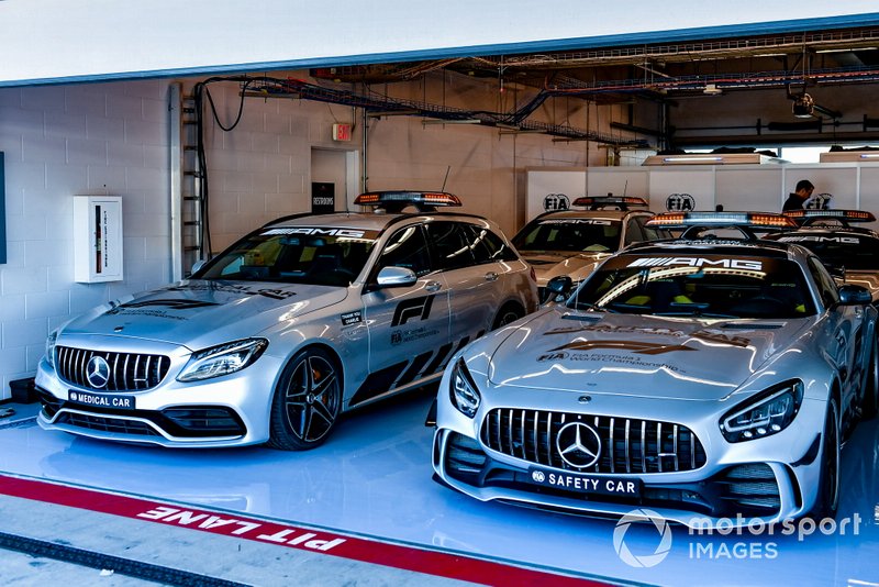 Mercedes Medical and Safety car dans le garage de la FIA