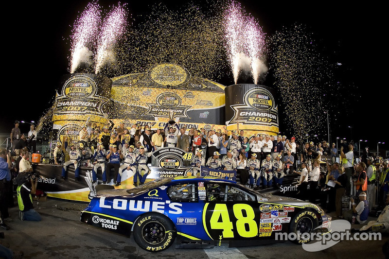 2007 - champion contre Jeff Gordon par 77pts