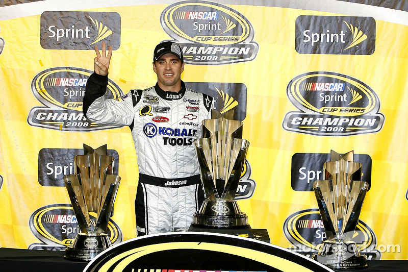 2008 - champion contre Carl Edwards par 69 points