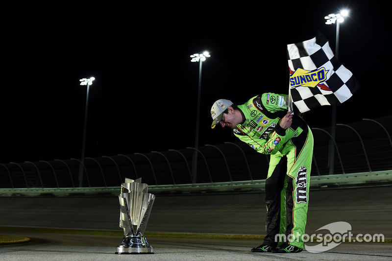 Retour du siècle - Les champions Kyle Busch et Joe Gibbs Racing 2015