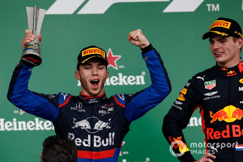 Pierre Gasly, Toro Rosso, 2ème position, célèbre avec son trophée aux côtés de Max Verstappen, Red Bull Racing, 1ère position, sur le podium