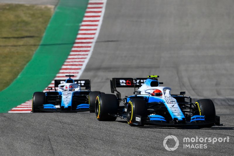 Robert Kubica, Williams FW42, mène George Russell, Williams Racing FW42