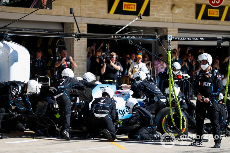 Robert Kubica, Williams FW42, fait un arrêt au stand