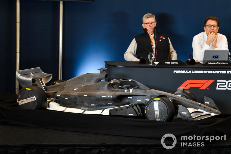 Ross Brawn et Nikolas Tombazis dévoilent le règlement de Formule 1 de 2021 lors dune conférence de presse