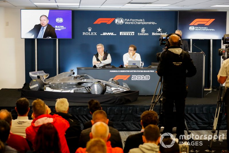 Ross Brawn, directeur général du sport automobile chez FOM, Chase Carey, président du conseil dadministration de Formule 1 et Nikolaz Tombazi présentent le règlement de Formule 1 de 2021 lors dune conférence de presse. Jean Todt, président de la FIA, sexprime via un flux vidéo