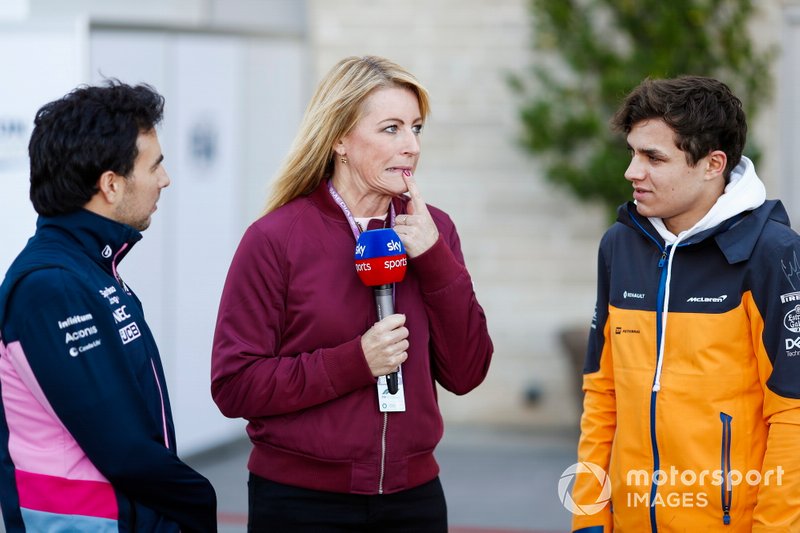 Sergio Perez, Racing Point, et Lando Norris, McLaren, jouent avec des voitures radiocommandées pour la présentatrice de Sky, Rachel Brookes
