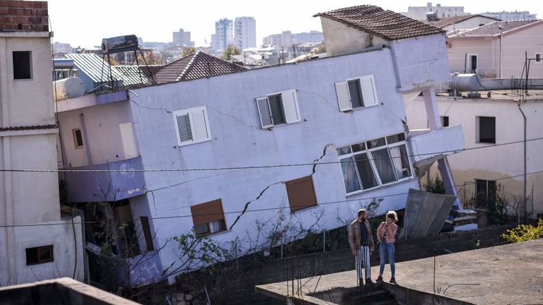 Les bâtiments sur la côte albanaise se sont effondrés lors du tremblement de terre de mardi et des répliques suivantes