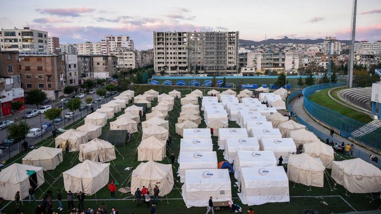 Un camp de fortune a été installé dans un stade de football à Durres après que des centaines de personnes se sont retrouvées sans abri
