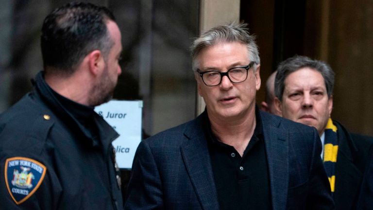 Alec Baldwin devant le tribunal de New York - il a plaidé coupable de harcèlement sur une rangée de parkings