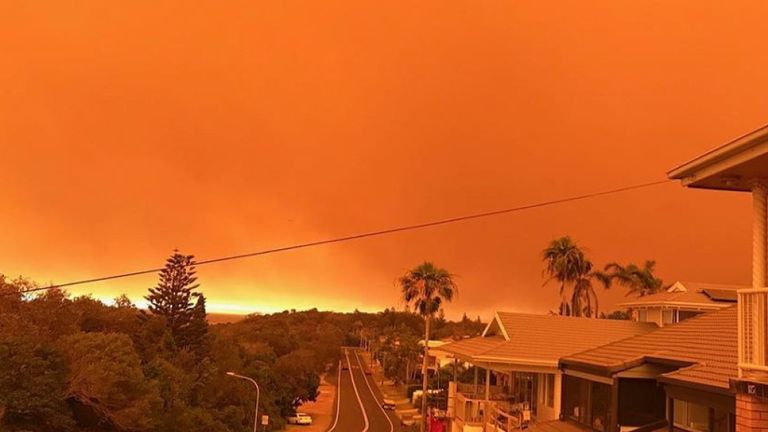 Un ciel rempli de fumée à Port Macquarie, sur la côte de la Nouvelle-Galles du Sud. Pic: Mireya Reyes