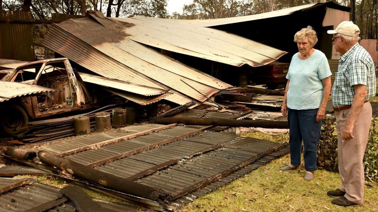 Art Murphy (D) et son épouse Shirley ont vu une partie de leur propriété située à Old Bar, à 350 km au nord de Sydney, détruite