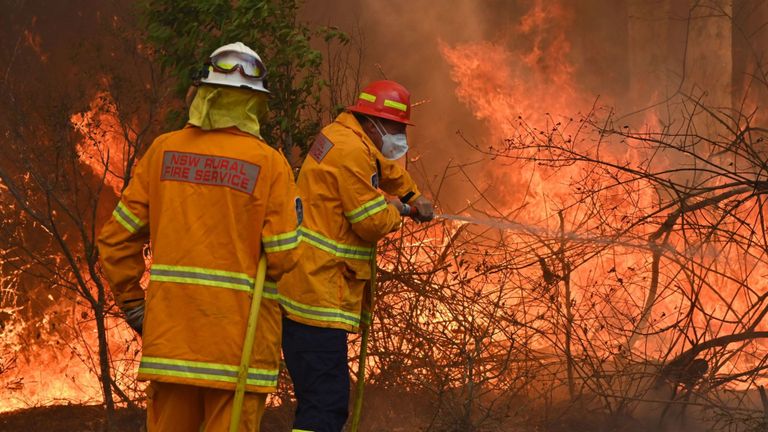 Des centaines de pompiers luttent contre les incendies à travers le pays