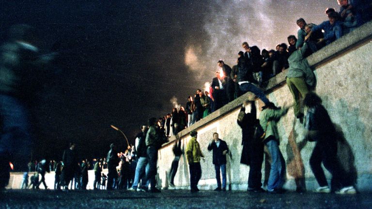 Les citoyens est-allemands escaladent le mur de Berlin à la porte de Brandebourg après l'annonce de l'ouverture de la frontière est-allemande, le 10 novembre 1989.
