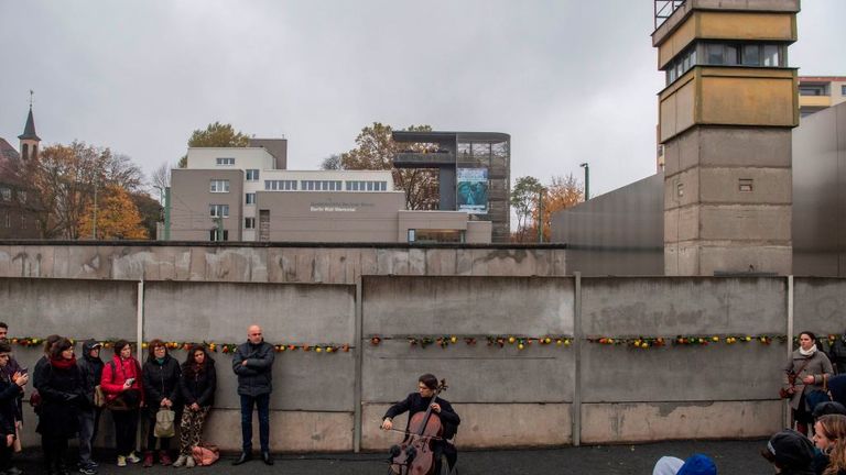 Un violoncelliste se produit au mémorial du mur de Berlin dans la Bernauer Strasse