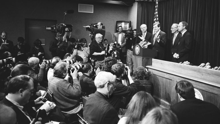 WASHINGTON D.C. - 9 JANVIER: Le chef de la majorité au Sénat, Trent Lott, et son compatriote républicain Phil Gramm du Texas s'entretiennent avec des journalistes lors d'une conférence de presse lors du procès de Bill Clinton, le 9 janvier 1999, à Washington, DC. (Photo de David Hume Kennerly / Getty Images)