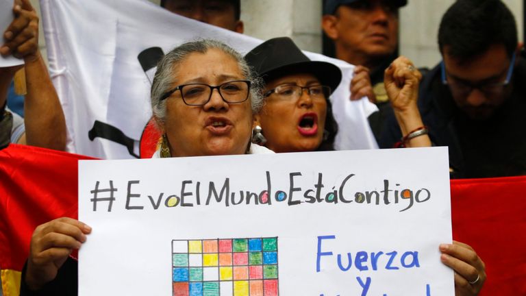 Des gens manifestent pour soutenir l'ancien président bolivien Evo Morales devant l'ambassade de Bolivie à Mexico