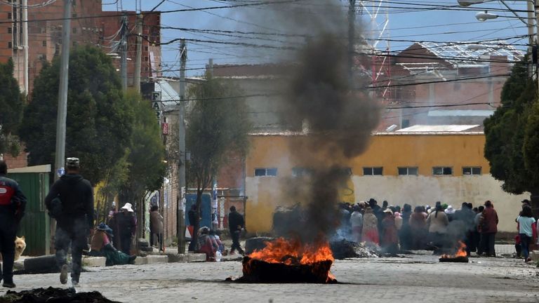 Des manifestants pro-Evo Morales bloquent une rue à El Alto, un jour après sa démission suite à une élection contestée