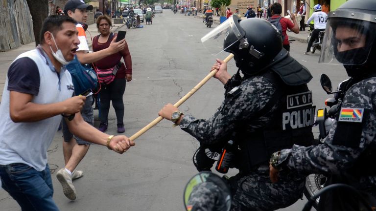 Les partisans du Movimiento Al Socialismo (MAS) affrontent la police anti-émeute lors d'un rassemblement de soutien au président de la Bolivie, Evo Morales, à Cochabamba, le 6 novembre 2019