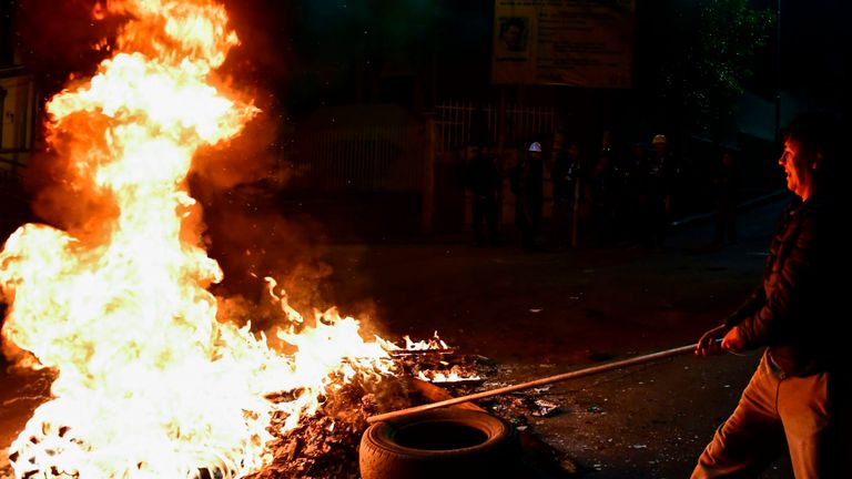 Les manifestants mettent le feu à la capitale bolivienne, La Paz, après la démission du président Evo Morales