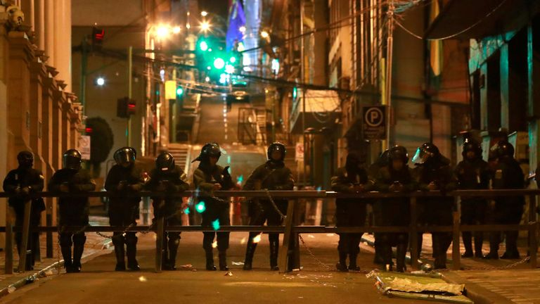 Des gaz lacrymogènes ont été tirés par la police et des soldats 