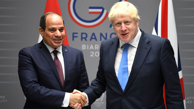 Boris Johnson serre la main du président Abdel-Fattah el-Sisi lors du sommet du G7 en août