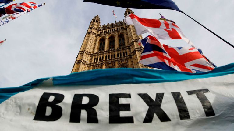 TOPSHOT - Une bannière en faveur du Brexit est visible devant le Parlement, à Londres, le 30 octobre. 2019. - Les dirigeants politiques britanniques ont testé leur terrain électoral aujourd'hui, après que le Premier ministre Boris, soutenu par le Parlement, se - Un sondage de Noël visant à sortir de l'impasse du Brexit, qui dure depuis des années. (Photo de Tolga AKMEN / AFP) (Photo de TOLGA AKMEN / AFP via Getty Images)
