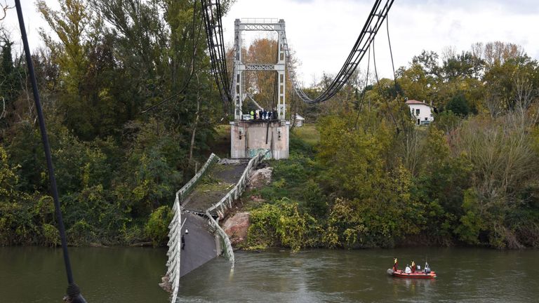 Des sauveteurs assistent à l'effondrement d'un pont suspendu près de Toulouse