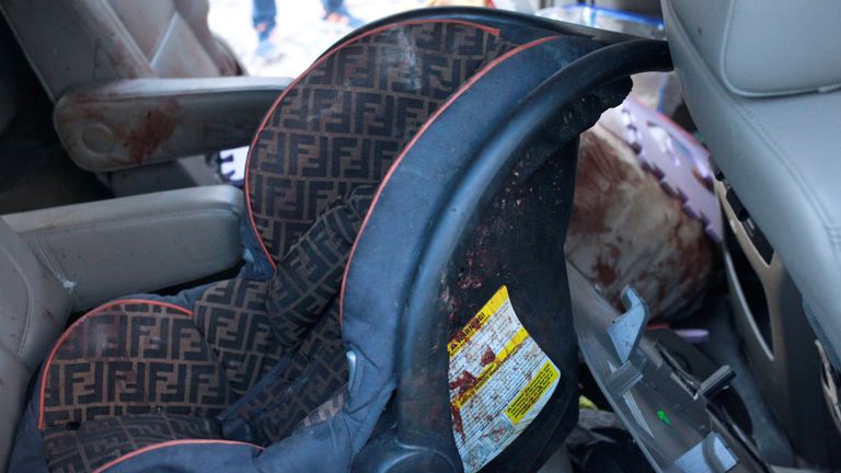 Un siège auto photographié sur les lieux après l'attaque meurtrière