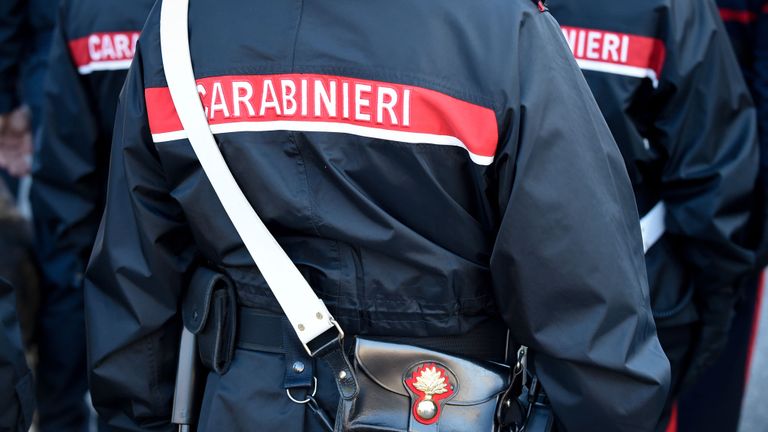Les carabiniers de l'Italie agissent comme une force de police