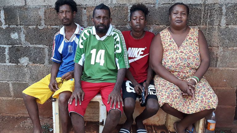 La famille Voldrin, une des personnes exilées des îles Chagos, devant leur domicile dans la baie de Tombeau après que l'ONU leur ait ordonné d'abandonner le contrôle de ces îles