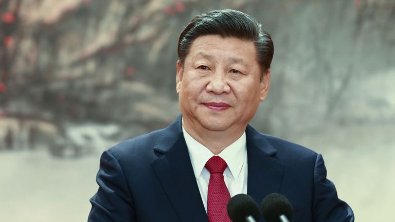 Beijing, Chine - 25 octobre: ​​Le président chinois Xi Jinping prend la parole devant le podium lors du dévoilement du nouveau comité permanent du Politburo du Parti communiste au grand hall du peuple le 25 octobre 2017 à Beijing, en Chine. Le parti communiste chinois au pouvoir a révélé aujourd'hui le nouveau Comité permanent du Politburo à l'issue de son 19ème congrès. (Photo de Lintao Zhang / Getty Images)
