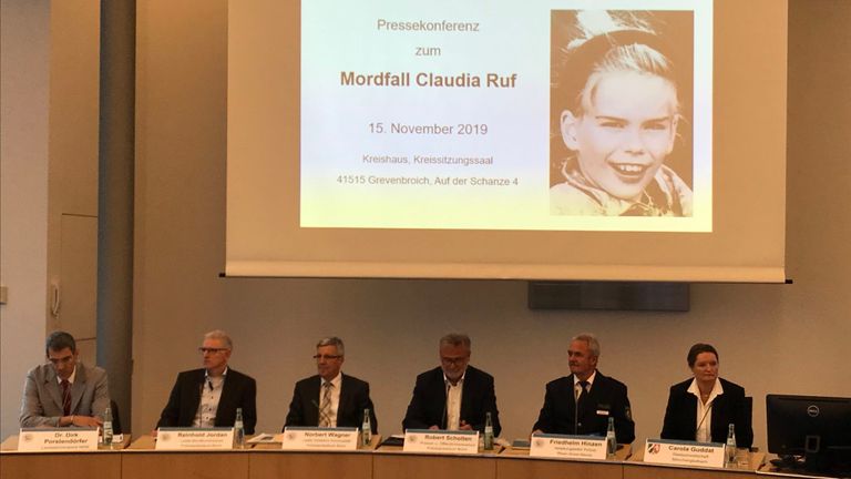 Claudia Ruf a été kidnappée, violée et étranglée par un meurtrier anonyme en 1996. La police allemande teste l'ADN de 800 hommes. Pic: police allemande