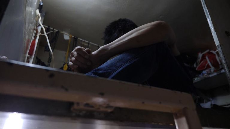Le manque de logements abordables a forcé les résidents de Hong Kong à vivre dans de minuscules maisons de cercueils. Ils disent qu'ils se sentent sans espoir.