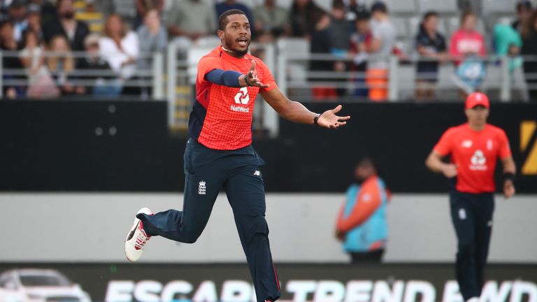Chris Jordan, d'Angleterre, réagit à son bowling dans le Super Over