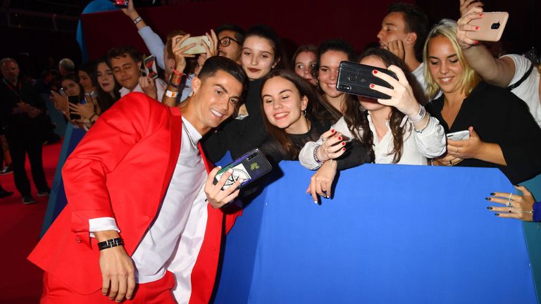 Le footballeur Cristiano Ronaldo a rencontré les supporters sur le tapis rouge avant de s'asseoir dans l'audience
