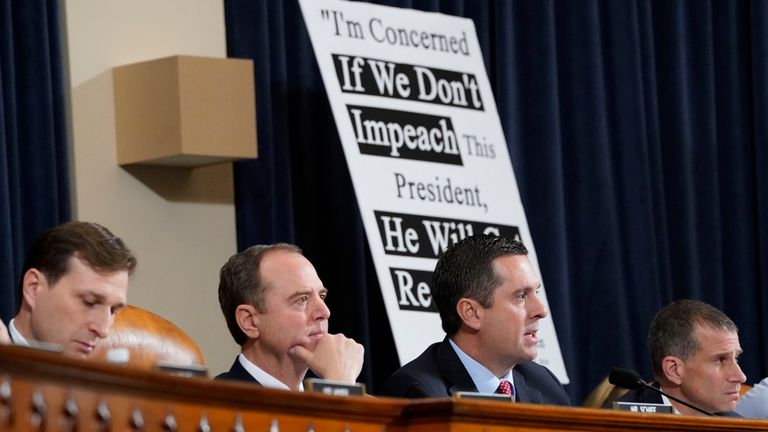 Le conseiller à la majorité du comité du renseignement de la Chambre, Daniel Goldman, le représentant du président du Comité du renseignement de la Chambre, Adam Schiff (D-CA), le membre dirigeant du comité du renseignement de la Chambre, Devin Nunes (R-CA), et le conseil de la minorité, Steve Castor, à l’écoute. Le diplomate américain en Ukraine, William B. Taylor Jr., et le sous-secrétaire adjoint aux Affaires européennes et eurasiennes, George P. Kent, témoignent devant le Comité du renseignement de la Chambre.