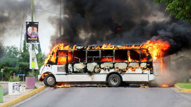Un bus en feu photographié après une bagarre entre la police mexicaine et le cartel de Sinaloa